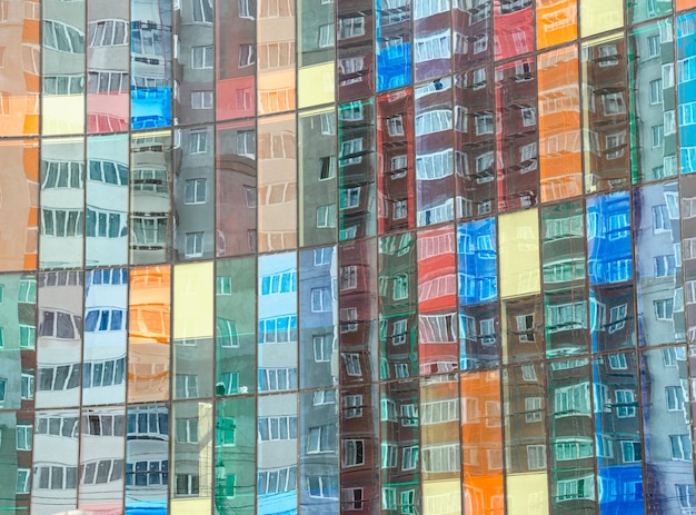 Reflejos de vidrio en edificio de vidrio