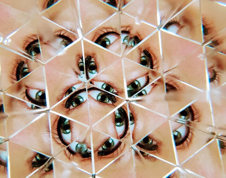 Foto refletir os olhos de uma mulher num espelho desenhado
