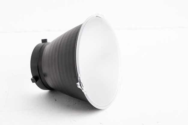 Refletor padrão com um difusor fosco em um fundo branco Fixação para flash de estúdio com montagem bowens