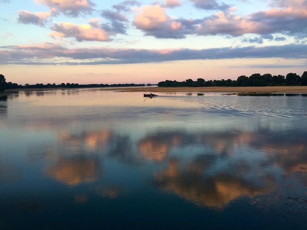 Reflexão cênica de nuvens em um lago calmo
