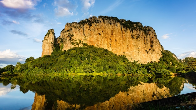 Foto reflexão da água da montanha