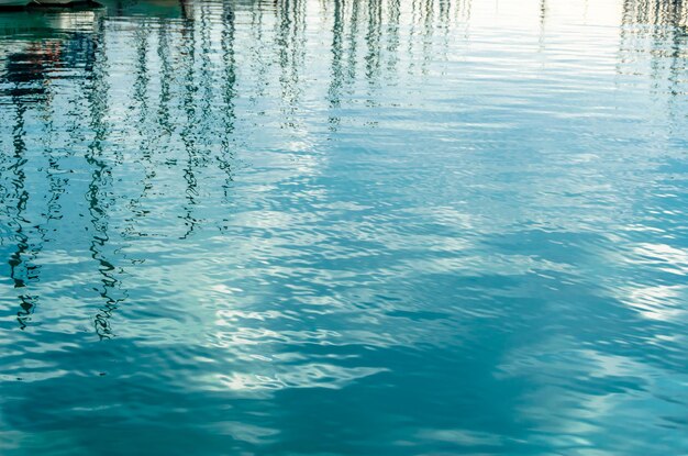 Reflexão da água dos barcos no porto mediterrâneo de Alicante, Espanha