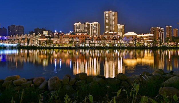 Reflexão da cidade na água à noite