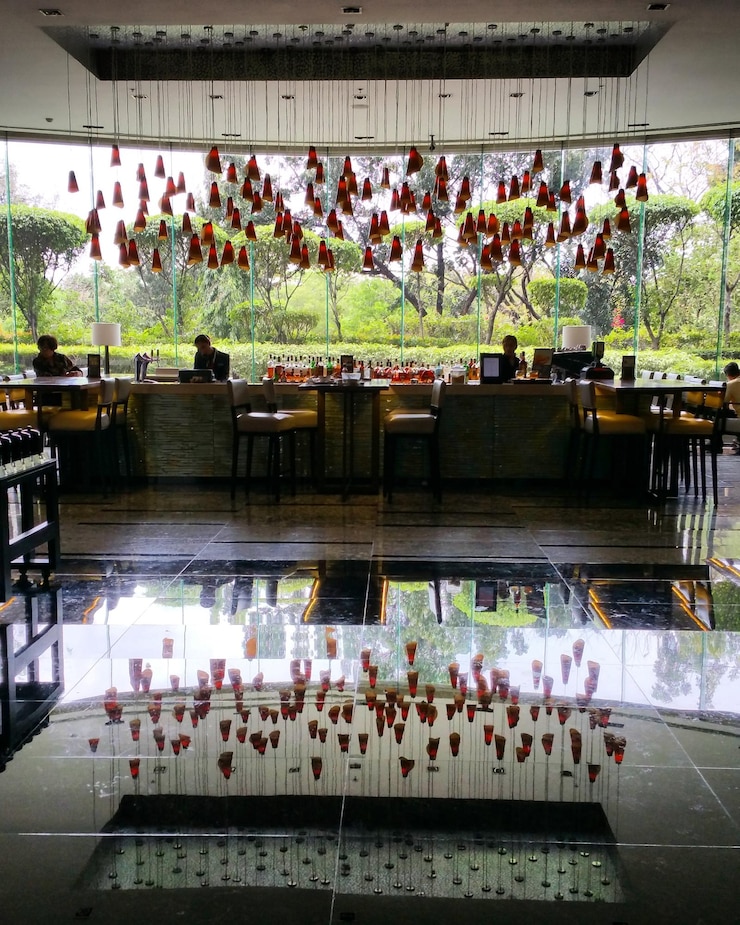 Foto reflexão da decoração no chão do hotel manila marriott