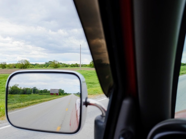 Reflexão da estrada no espelho lateral do automóvel