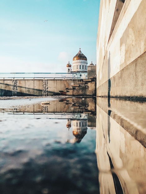 Reflexão da igreja no canal.