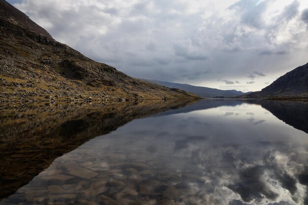 Reflexão da montanha no lago Illyn Ogwen