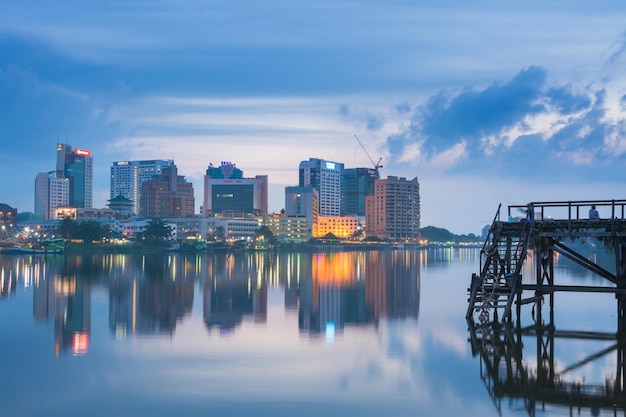 Reflexão da paisagem urbana iluminada contra o céu à noite