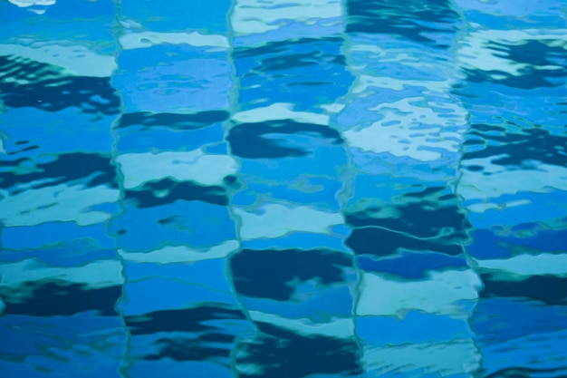 Reflexão da piscina de água para o fundo