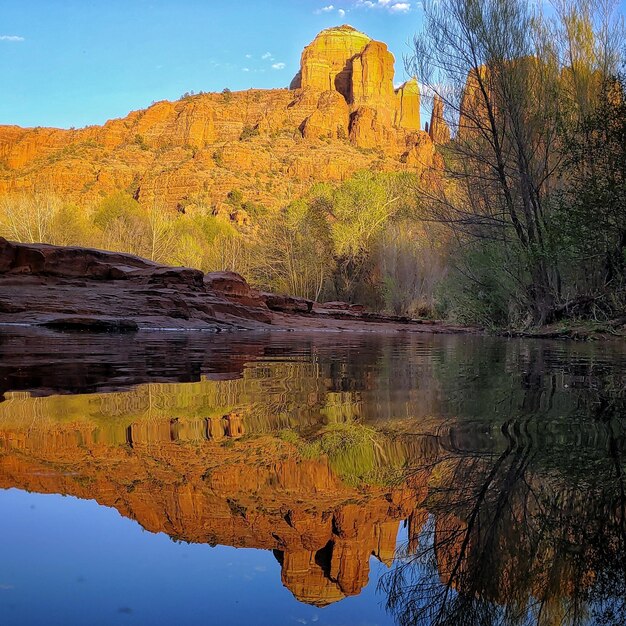 Foto reflexão da rocha da catedral em oak creek