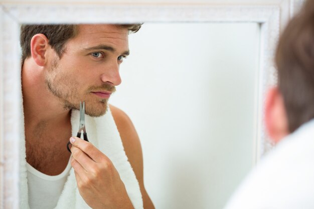 Reflexão de barba de corte jovem