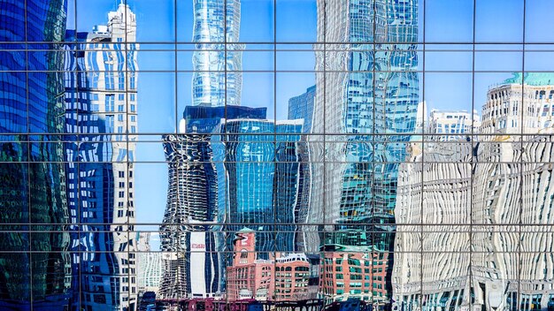 Foto reflexão de edifícios em janelas de vidro