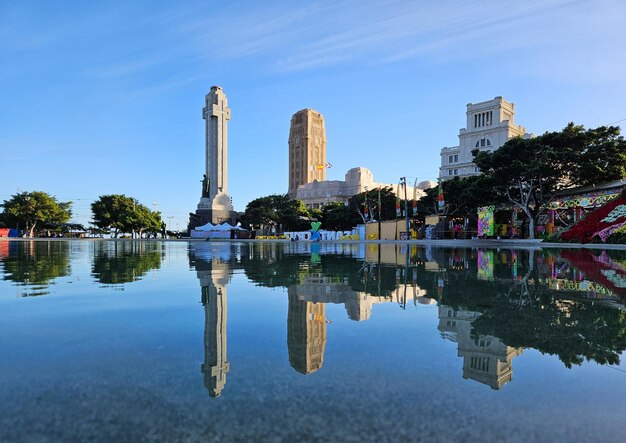 Reflexão de edifícios em uma fonte na cidade de Tenerife