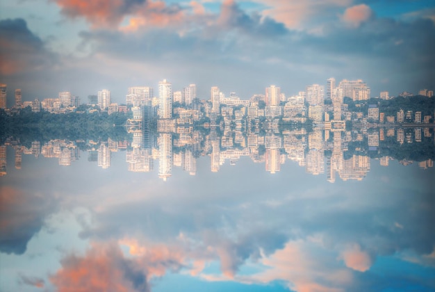 Reflexão de edifícios iluminados contra o céu à noite