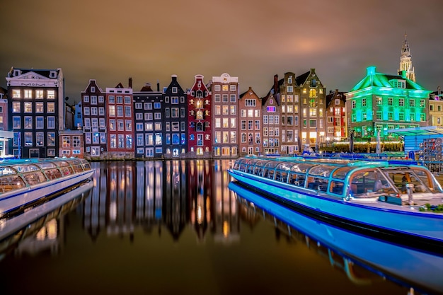 Reflexão de edifícios iluminados no canal à noite