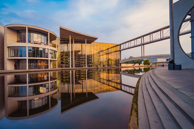 Reflexão de edifícios modernos no lago contra o céu
