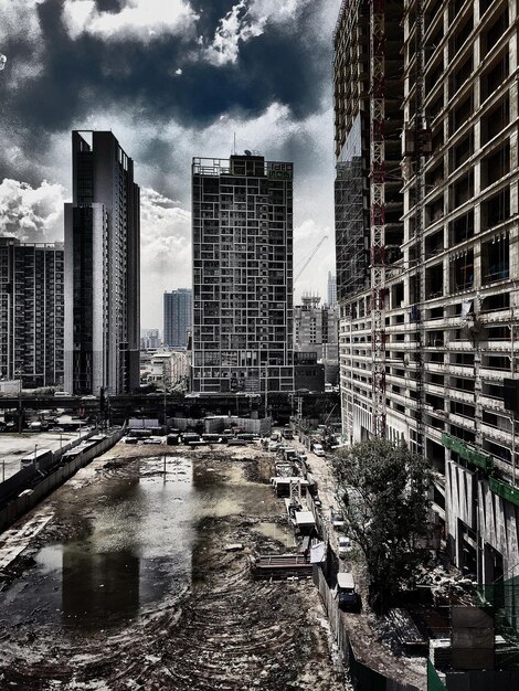 Foto reflexão de edifícios na água