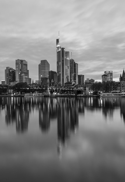 Reflexão de edifícios na água