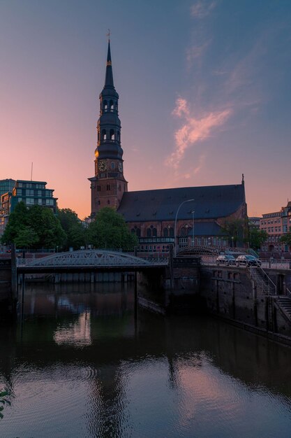 Reflexão de edifícios na cidade ao pôr-do-sol