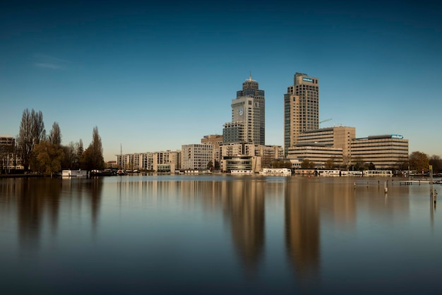Reflexão de edifícios na cidade