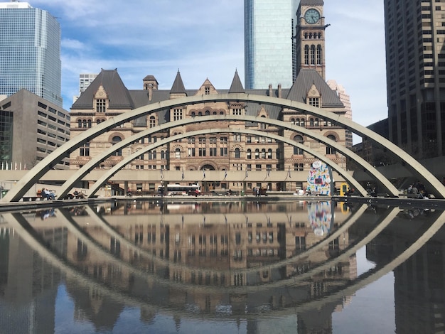 Foto reflexão de edifícios na cidade