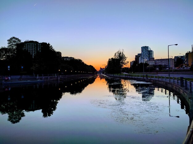 Foto reflexão de edifícios no lago contra o céu