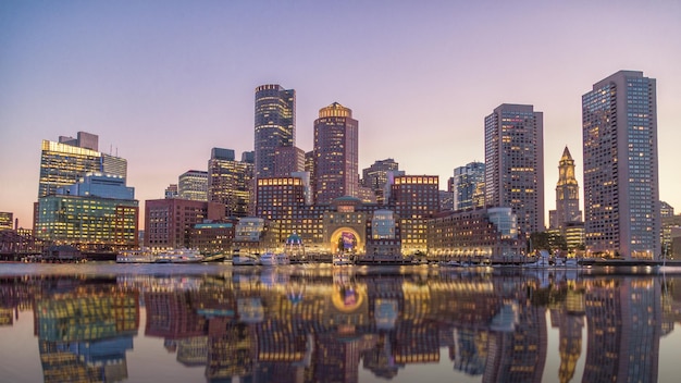 Reflexão de edifícios no lago