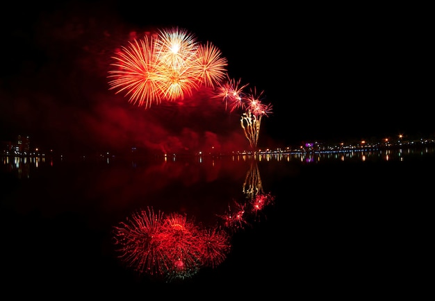 reflexão de fogo de artifício e água