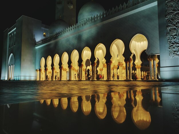 Reflexão de luzes iluminadas na água