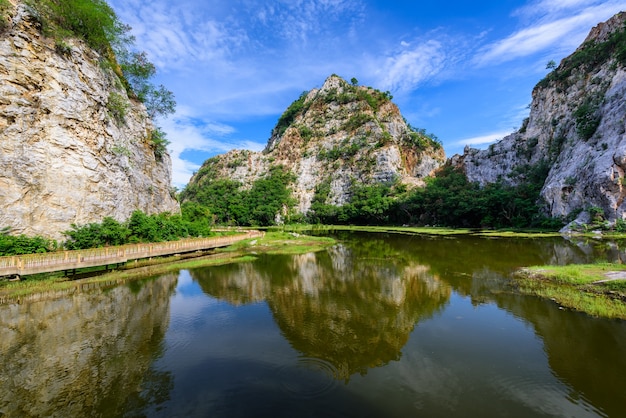 Reflexão, de, monte, Khao, Ngoo, rocha, parque, ou, Thueak, Khao, Ngu, Ratchaburi