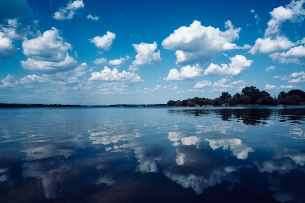 reflexão de nuvem e água