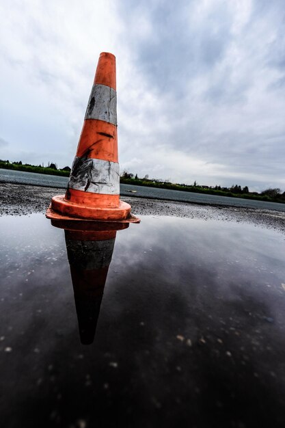 Foto reflexão de nuvens no lago