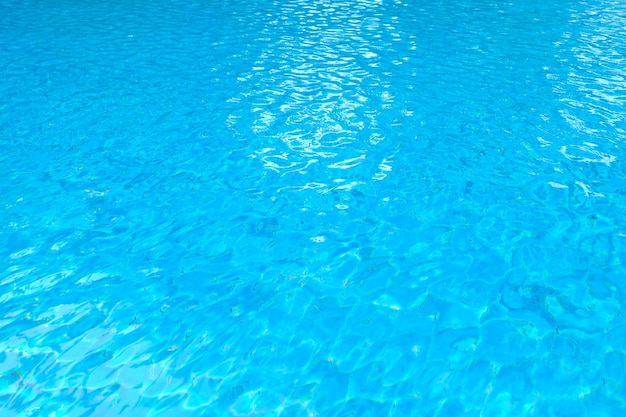 Reflexão de ondulação de água azul no fundo da piscina, reflexão sobre a superfície da água