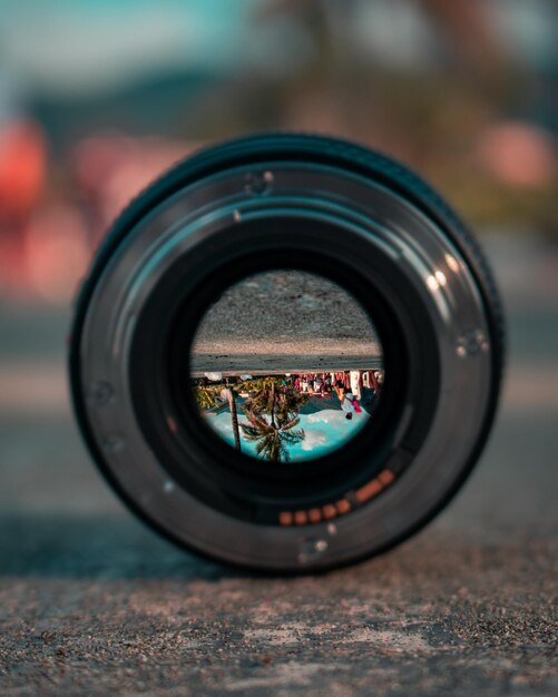 Reflexão de palmeiras na lente da câmera na praia