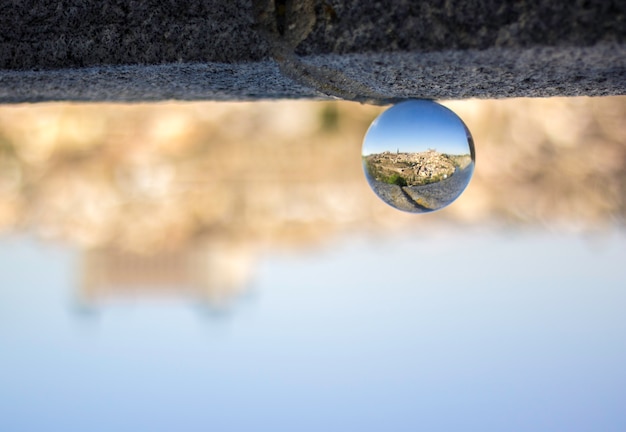 Reflexão de panorâmica de Toledo em bola de cristal.