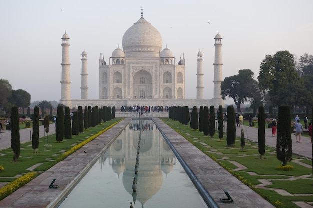 Reflexão de um edifício histórico na água