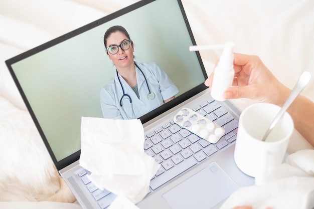 Reflexão de um homem usando um telefone móvel em um laptop