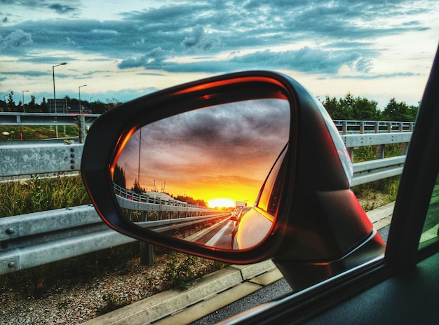 Foto reflexão do automóvel na estrada ao anoitecer