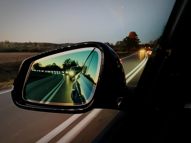 Foto reflexão do automóvel no espelho retrovisor lateral