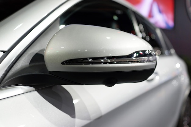 Reflexão do automóvel no espelho
