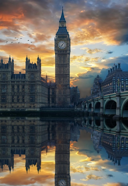 Reflexão do Big Ben na cidade ao pôr do sol