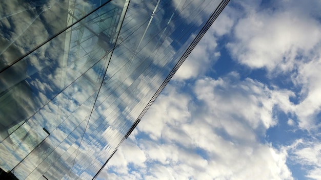 Foto reflexão do céu em edifícios modernos