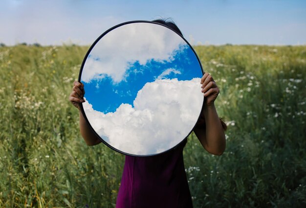 Foto reflexão do céu no espelho no campo da primavera vida pacífica