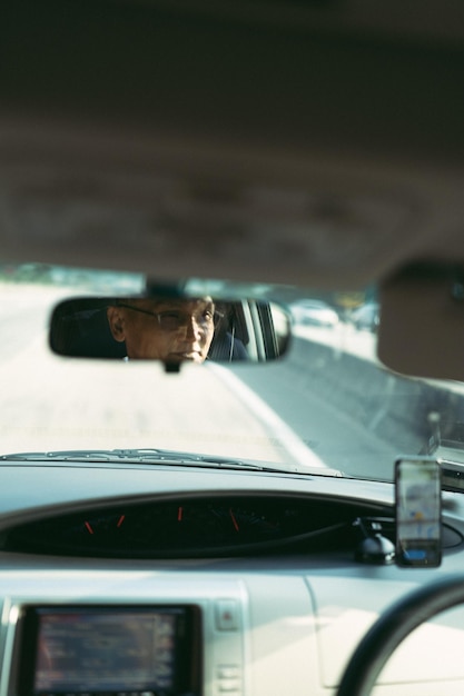Reflexão do condutor no espelho retrovisor