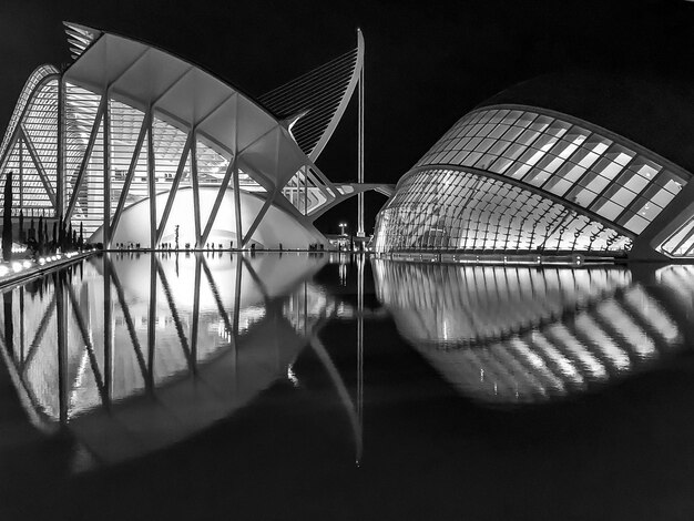 Foto reflexão do edifício na água