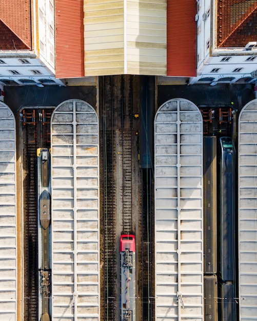 Reflexão do edifício na janela de vidro