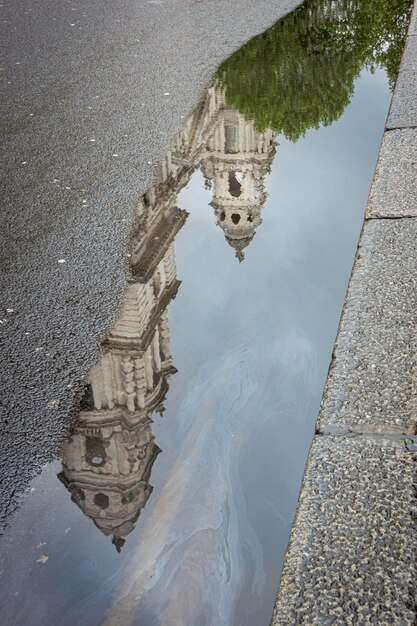 Foto reflexão do edifício na poça