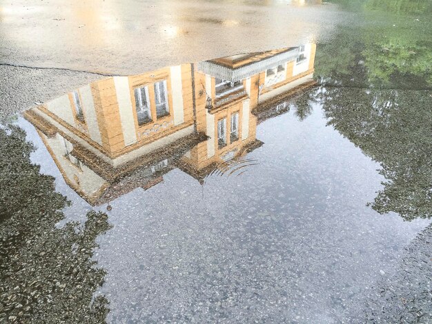 Reflexão do edifício na poça