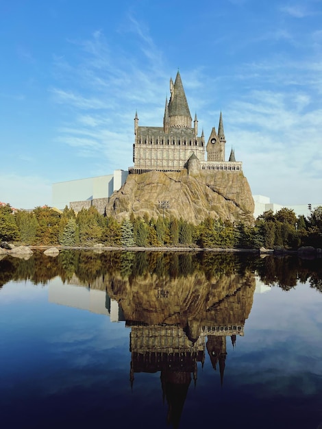 Foto reflexão do edifício no lago