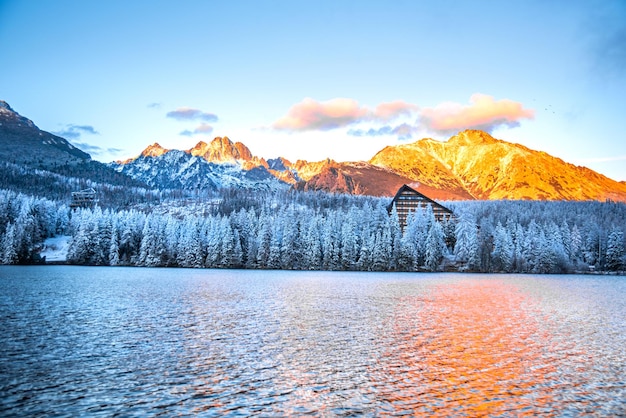 Reflexão do lago de montanha em High Tatras Eslováquia Strbske pleso no inverno